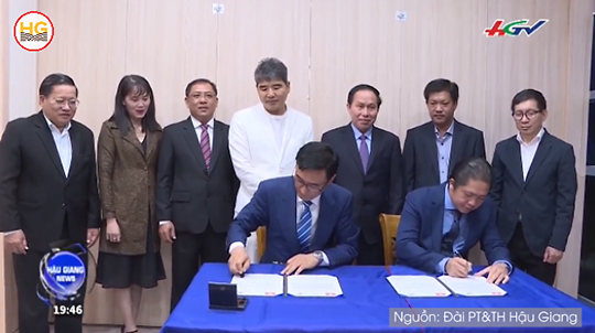 Ông Lê Tiến Châu (Chủ tịch UBND tỉnh) và ông Phạm Tiến Hoài (PCT. Hiệp hội DN tỉnh) cùng ký kết các bản ghi nhớ hợp tác với Tập đoàn Geumsan, Hàn Quốc